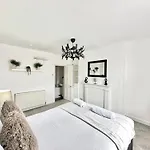 Comfortable Family Apartment Near Central London